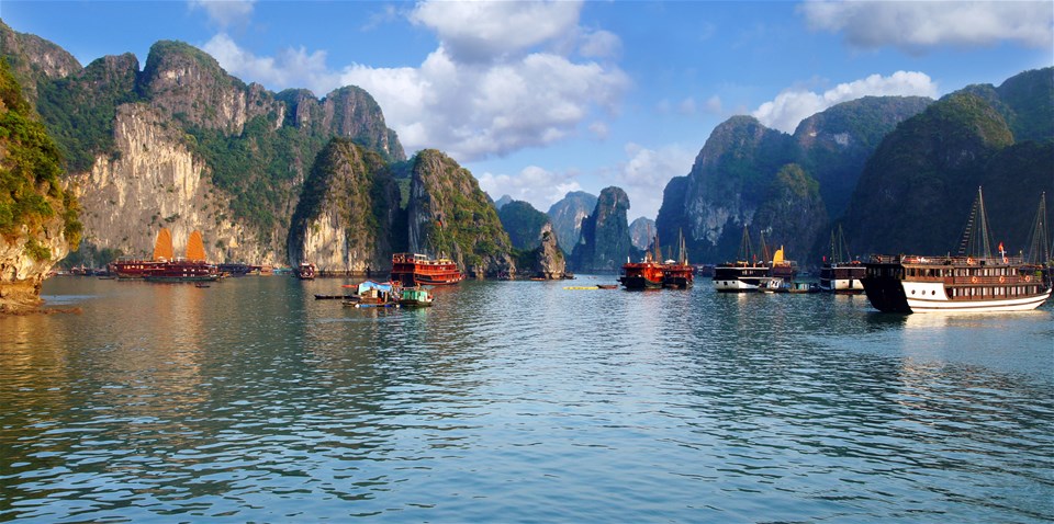 Floating Village Near Rock Islands In Halong Bay Stock Photo - Download  Image Now - Vietnam, Hạ Long Bay, Landscape - Scenery - iStock