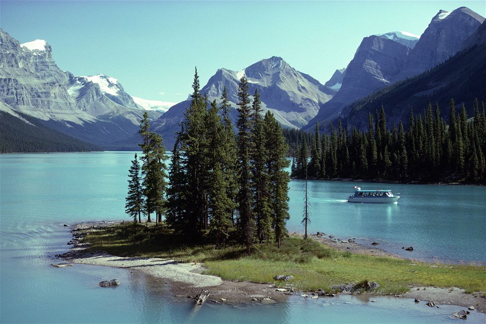 Maligne Lake Cruise & Nature Tour