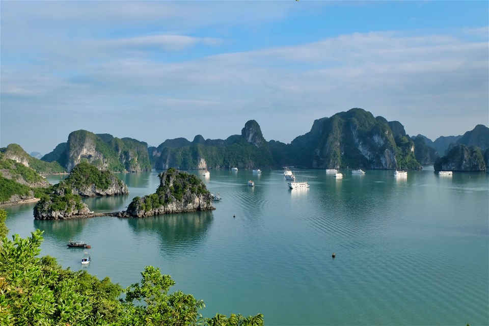 Floating Village Near Rock Islands In Halong Bay Stock Photo - Download  Image Now - Vietnam, Hạ Long Bay, Landscape - Scenery - iStock