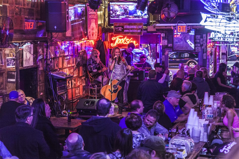 Chicago To Nashville - Blues, Bourbon & Honky Tonks