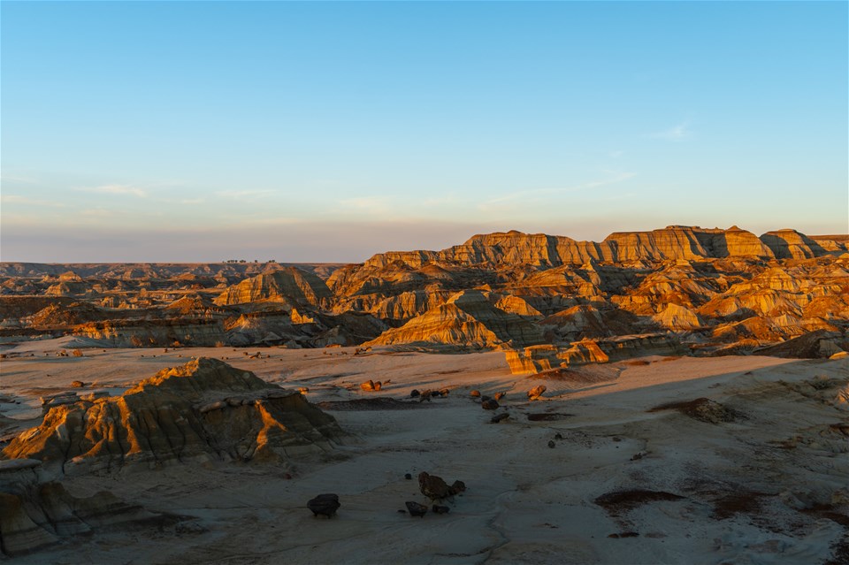 Canada's Badlands, Mountains & Dinosaurs